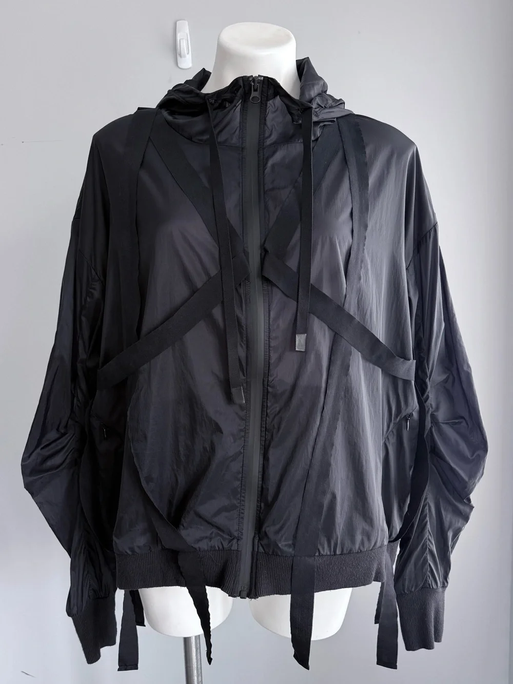 Alo Yoga Sway Jacket Black XL Strap Detail Shine Finish Streetwear Luxe Hooded